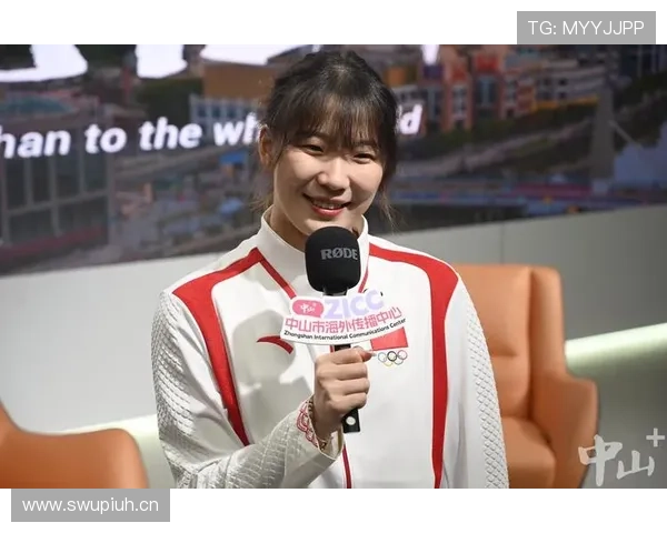 昌雅妮穿运动服下场，拎的包比我一年的房租还贵