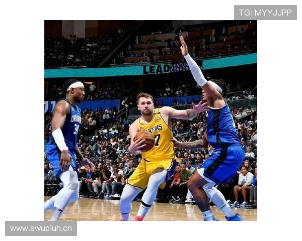 东契奇突破拉开空间提升球队关键时刻得分效率