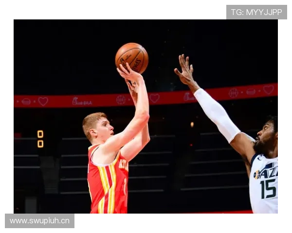 迈克·康利利用挡拆创造得分机会，助力球队关键时刻拉开比分优势